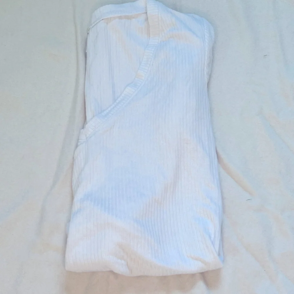 Amazon basic white cropped tee - Picture 2 of 2